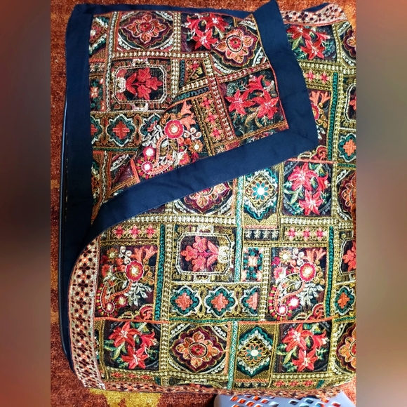 Hand-embroidered shawls - Picture 8 of 8